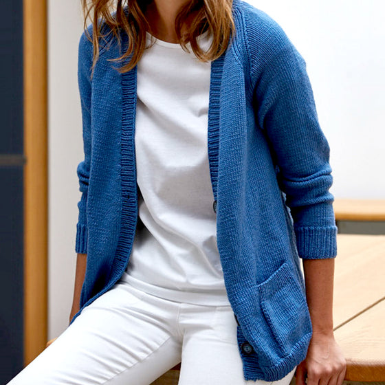 Raglan sleeve womens cardigan knitted in Bellissimo 8, featuring two external front pockets and a subtle v-neckline.